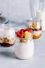 Parfaits de framboesa saudáveis com iogurte em jarros de vidro — Fotografia de Stock