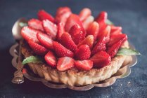 Eine hausgemachte Torte mit Vanillepudding und Erdbeeren — Stockfoto