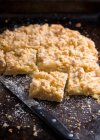 Veganer Pudding-Streuselkuchen vom Blech mit Äpfeln und Mandeln — Stockfoto