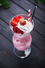 Веганский клубничный коктейль с соевым кремом и свежими ягодами — стоковое фото