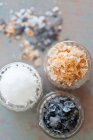 Schwarzes Salz, Paprikapulver und Meersalzflocken im Glas — Stockfoto