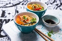 Oriental wheat noodles with fried vegetable strips — Stock Photo