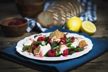Raspberry and asparagus salad with ricotta and sourdough bread chips — Stock Photo
