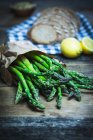 Ingredienti per insalata di lamponi e asparagi con ricotta e patatine di pane integrale — Foto stock