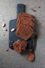 Primer plano de delicioso pastel de caja de chocolate con plumas de cacao - foto de stock