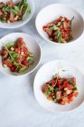 Deliciosa salada com legumes frescos no prato branco — Fotografia de Stock
