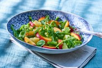 Картофельный салат с зеленой фасолью, персиками и рукколой — стоковое фото