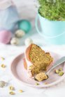 Fetta di una torta di Easter polacca con pistacchi — Foto stock