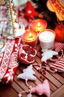 Гранат на деревянном столе с рождественским декором — стоковое фото