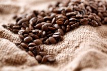 Grains de café sur un sac de jute — Photo de stock