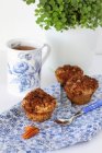Muffins saludables sin gluten con cobertura de streusel de pacana - foto de stock