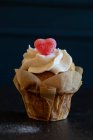 Ein Cupcake mit Gummiherz in einem Pappkarton — Stockfoto