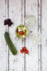 Nouilles (nouilles aux courgettes) dans un bocal en verre aux tomates, feta et olives — Photo de stock