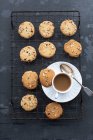 Печиво з фундуком та кава — стокове фото