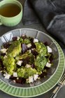 Rote Bete, Brokkoli, Käse und Pinienkerne Salat — Stockfoto