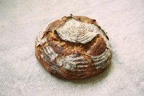 Primo piano di deliziosa pagnotta di pane di pasta madre — Foto stock