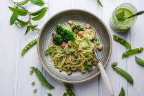 Spaghetti with pea and mint pesto, broccoli and smoked tofu — Stock Photo
