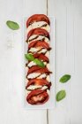 Жареные баклажаны с помидорами и базиликом — стоковое фото