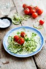 Zucchine spiralate con pomodori arrosto — Foto stock