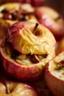 Manzanas asadas rellenas de frutos secos, almendras y pasas - foto de stock