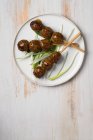 Yakitori with grilled chicken balls and sauce (Japan) — Stock Photo