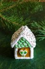 Gingerbread houses decorated with white royal icing for Christmas — Stock Photo