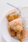 Biscotti di ricotta su un piatto bianco con latte — Foto stock