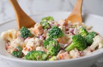 Salad with broccoli, cauliflower, bacon, cheese and yogurt dressing — Stock Photo