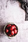 Panier avec œufs rouges — Photo de stock