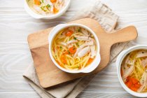 Теплий здоровий домашній курячий суп — стокове фото