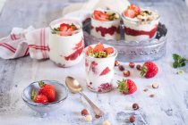 Fragole, yogurt e dessert alle noci con semi di chia — Foto stock