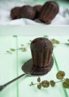Torta de chocolate vegano vista de cerca - foto de stock