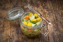 Salada de quinoa com abacate, pepino, tomate e manga em frasco de vidro — Fotografia de Stock