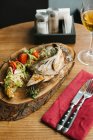 Sgombri e verdure alla griglia su tavola di legno — Foto stock