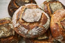 Крупним планом знімок смачного кілька хлібів кислого хліба — стокове фото
