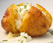 Baked potato with cottage cheese and chives — Stock Photo