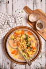 Зимний суп с картошкой, бобами, морковью и беконом — стоковое фото