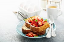 Deliziosi toast con bacche fresche e fragole su piatto bianco — Foto stock