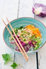Salade de nouilles de riz aux légumes et sauce aux arachides — Photo de stock