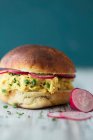 Sandwich all'uovo strapazzato con ravanello ed erba cipollina — Foto stock