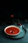 Été Gazpacho de cereza, cerise et tomate froide soupe crémeuse espagnole — Photo de stock