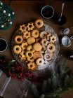 Gros plan de délicieux biscuits Linzer fraîchement cuits — Photo de stock