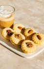 Biscotti sandwich alla vaniglia alle mandorle e noci con ripieno di burro di arachidi — Foto stock