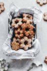 Primo piano di deliziosi biscotti natalizi con glassa — Foto stock