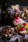 Hausgemachte Cupcakes mit verschiedenen Dekorationen, Nahaufnahme — Stockfoto