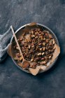 Granola casera hecha de avena, almendras, anacardos y avellanas - foto de stock