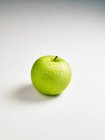 Крупним планом знімок смачного зеленого яблука — стокове фото