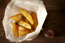 Zeppe di patate fatte in casa in carta con aglio — Foto stock