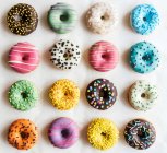 Süße bunte und glasierte amerikanische Donuts — Stockfoto