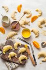Croissants mit Orangencreme und Mandeln backen — Stockfoto